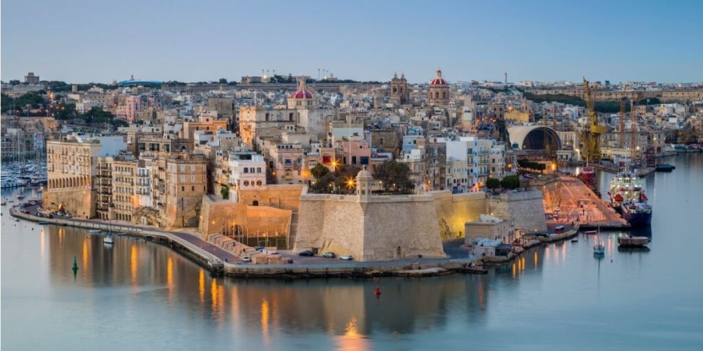 Een woning kopen op Malta, er zijn belastingvoordelen en financiële overwegingen.